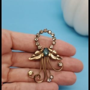 VINTAGE DeCurtis floral spray of clear and blue rhinestones brooch pin goldtone